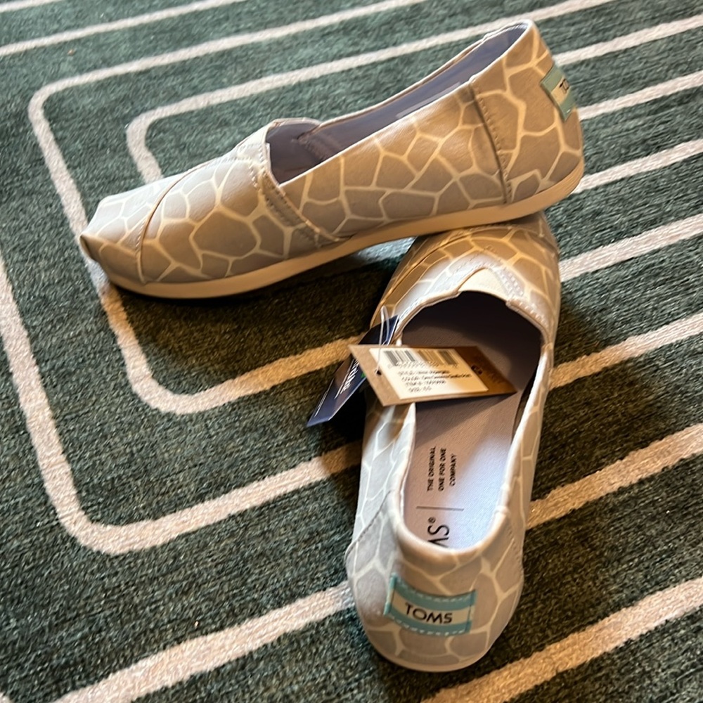 NWT Toms Gray savanna giraffe print Toms, women’s 6.5